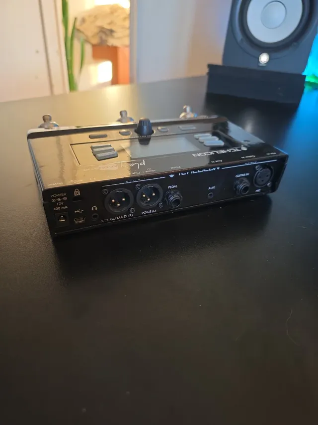 TC Helicon Play Acoustic - Pedale per voce e chitarra