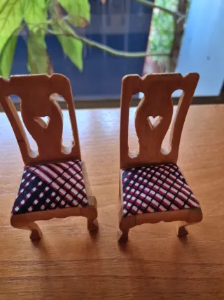 Muebles de madera para casa de muñecas