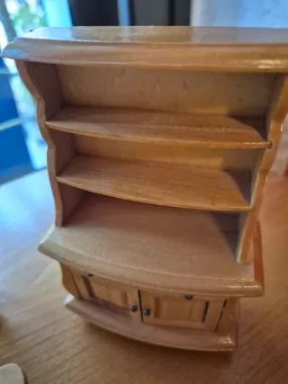 Muebles de madera para casa de muñecas