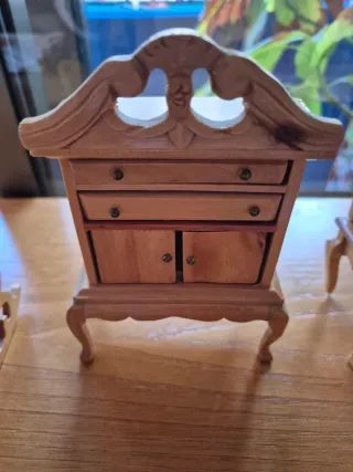 Muebles de madera para casa de muñecas