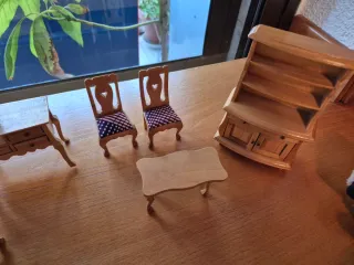 Muebles de madera para casa de muñecas