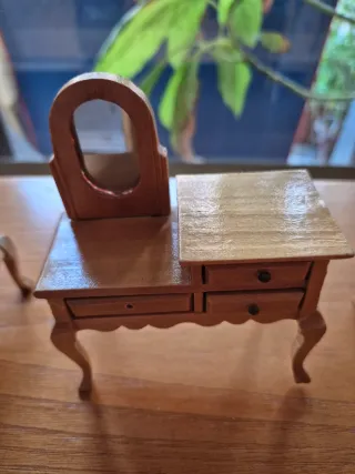 Muebles de madera para casa de muñecas