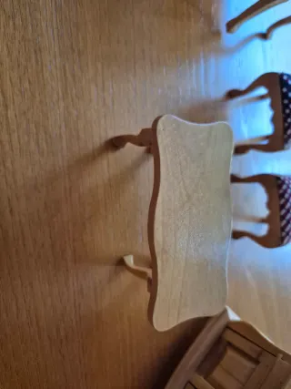 Muebles de madera para casa de muñecas