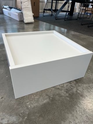 2 cajones o mesillas suspendidas lacadas blanco.
