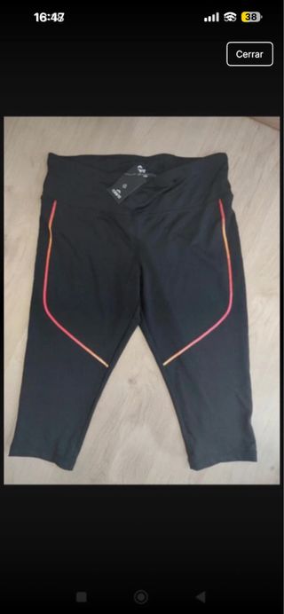 Leggings capri negros con detalles naranjas