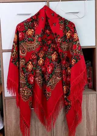 Sciarpa russa floreale rossa con frange