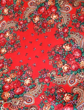 Sciarpa russa floreale rossa con frange