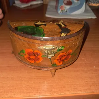 Antiguo joyero de madera pintado