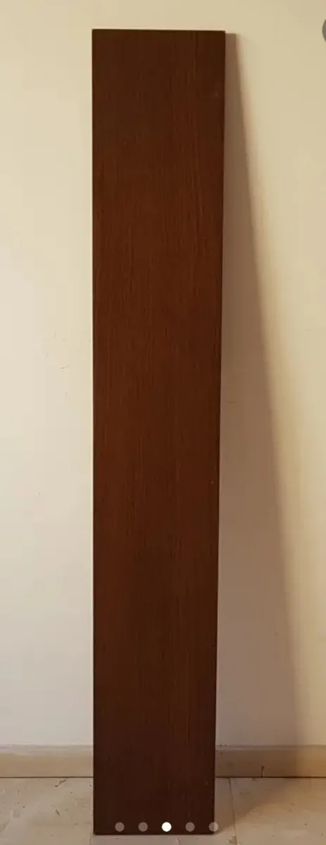 Scaffale in legno massello con squadrette