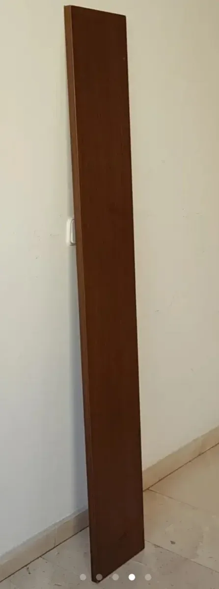 Scaffale in legno massello con squadrette