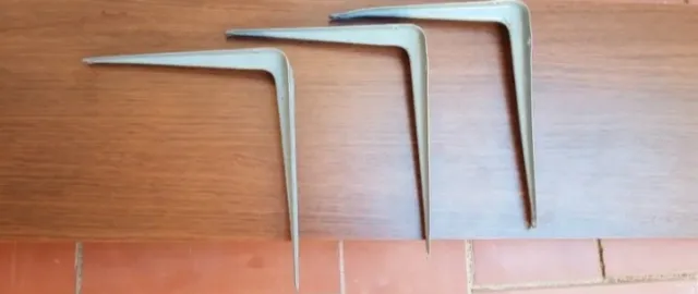 Scaffale in legno massello con squadrette