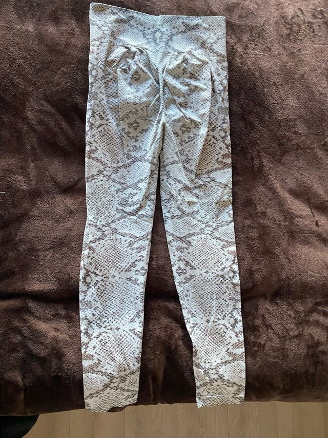 Pantalones de estampado serpiente