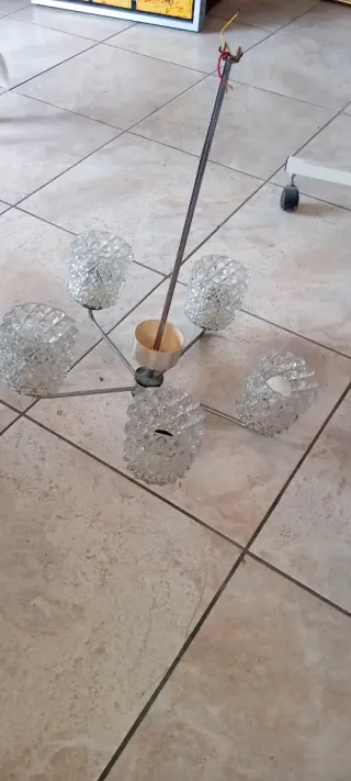 Lampadario in vetro e metallo