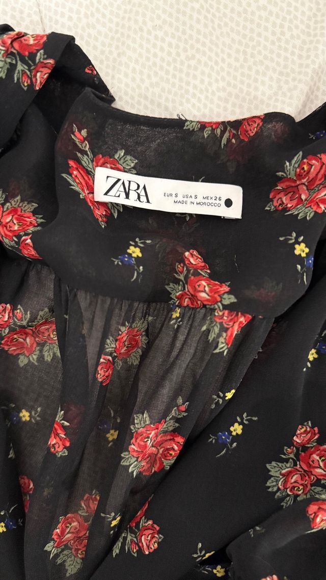 Vestido negro flores drapeado