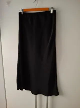 Falda midi satinada negra Talla M