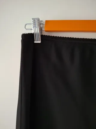 Falda midi satinada negra Talla M