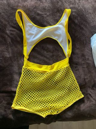 Mono de verano amarillo