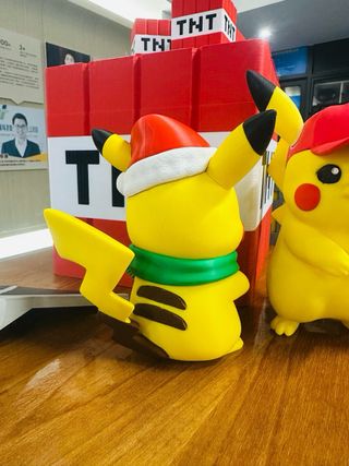Pikachu Navideño con Regalo