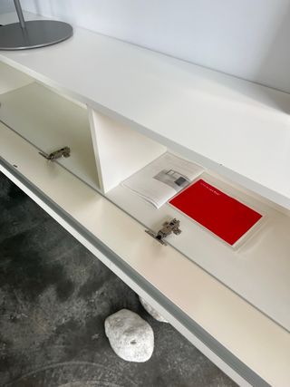 Aparador suspendido Viccarbe lacado blanco