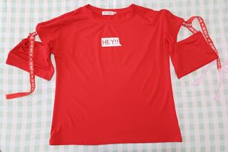 Camiseta roja con mangas cortadas y lazo