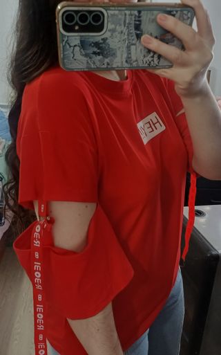 Camiseta roja con mangas cortadas y lazo