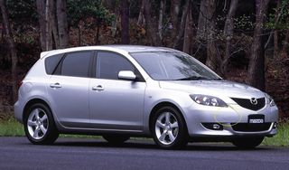 Tapa Enganche Mazda 3