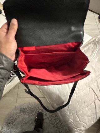 Borsa Louis Vuitton Nera con Dettagli Rossi