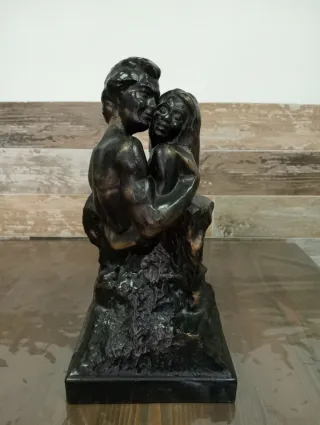 Figura decorativa pareja abrazada