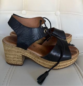 Sandalias negras con cuña y cordones
