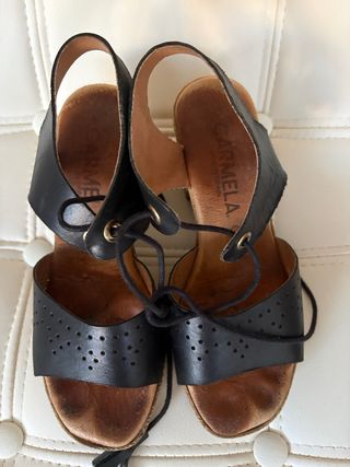 Sandalias negras con cuña y cordones