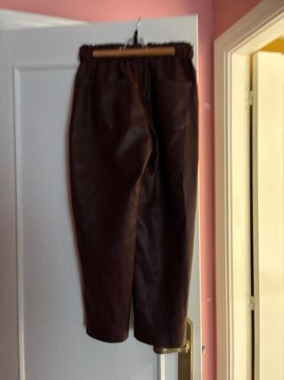 Pantalón polipiel Zara burdeos