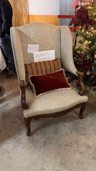 Butaca clásica madera y tela damasco