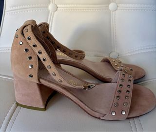Sandalias rosas con tachuelas