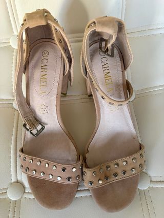 Sandalias rosas con tachuelas