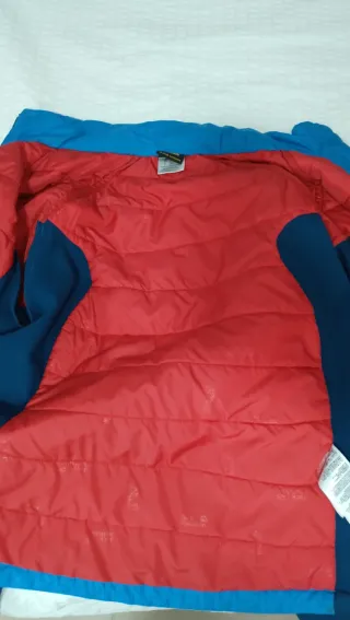 Chaqueta Jack Wolfskin azul y roja