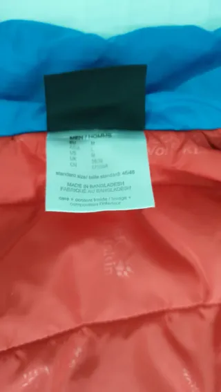 Chaqueta Jack Wolfskin azul y roja