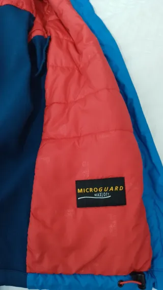 Chaqueta Jack Wolfskin azul y roja