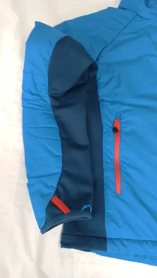 Chaqueta Jack Wolfskin azul y roja