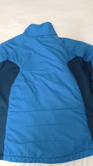 Chaqueta Jack Wolfskin azul y roja