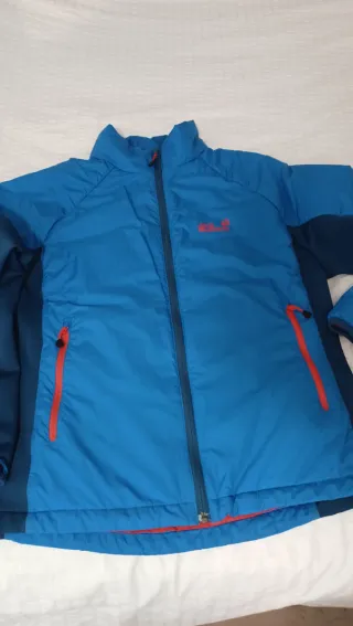 Chaqueta Jack Wolfskin azul y roja