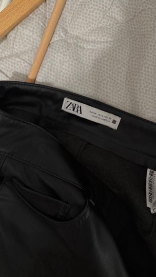 Pantalón flare polipiel Zara negro