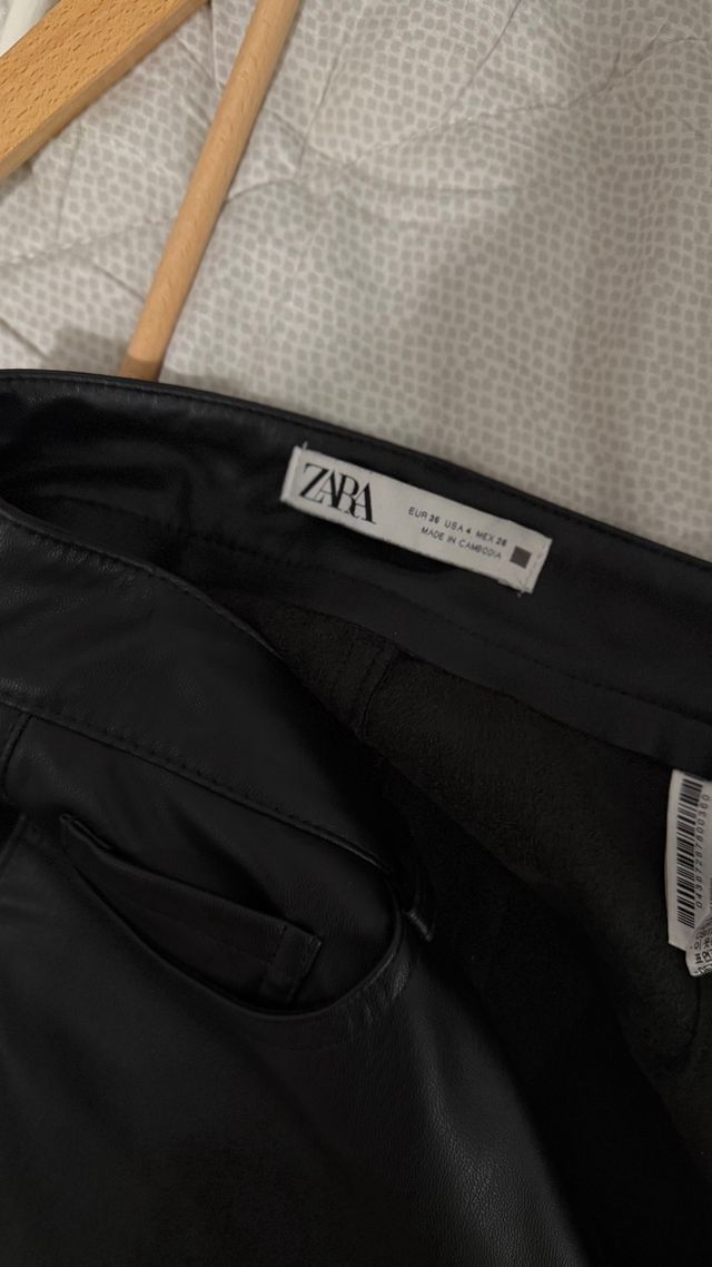 Pantalón flare polipiel Zara negro