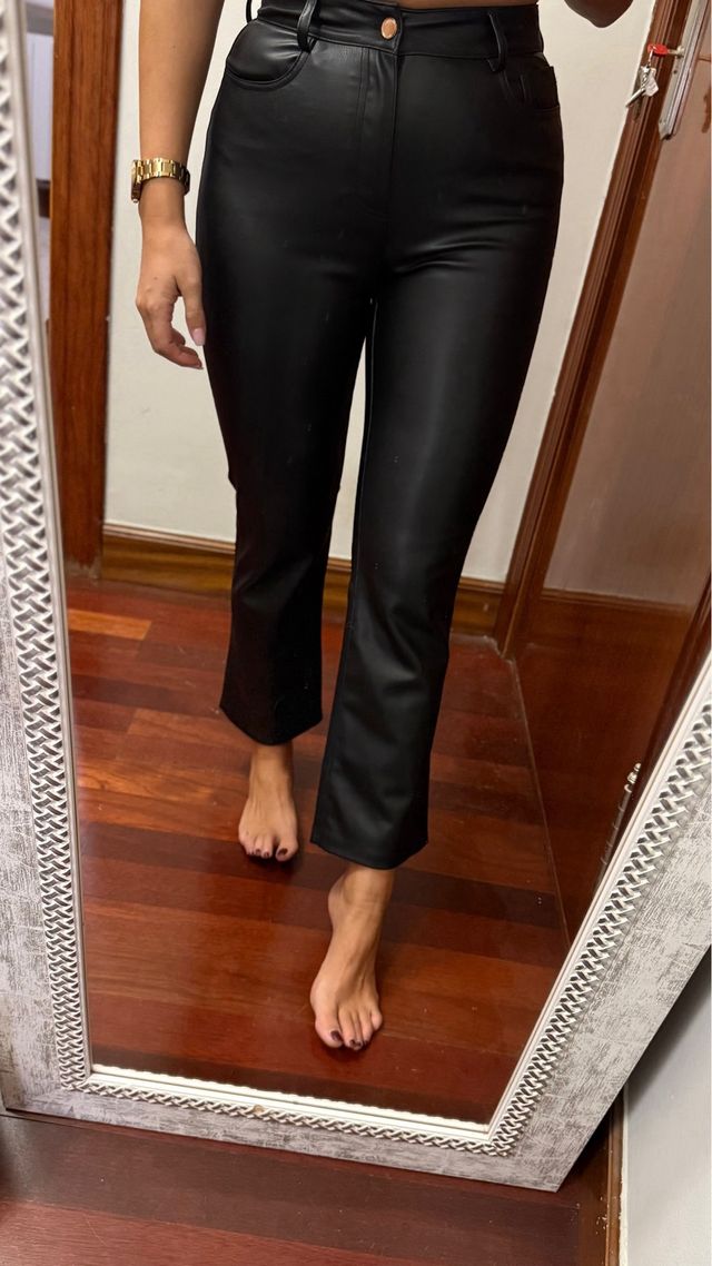 Pantalón flare polipiel Zara negro