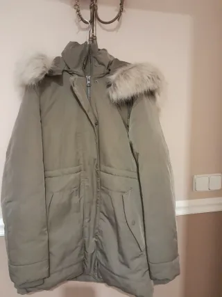 Parka Zara verde con capucha y pelo