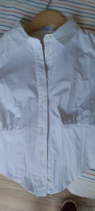 Camisa blanca entallada