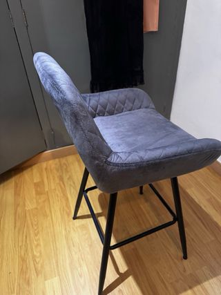 2 Taburetes tapizado gris con patas negras