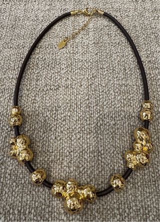 Collar corto cuero marrón y oro