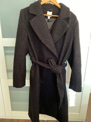 Gabardina negra con cinturón