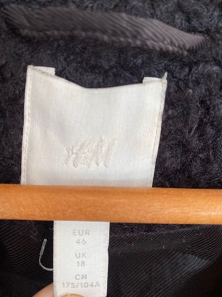 Gabardina negra con cinturón