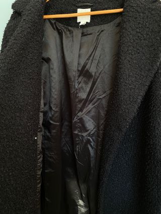 Gabardina negra con cinturón